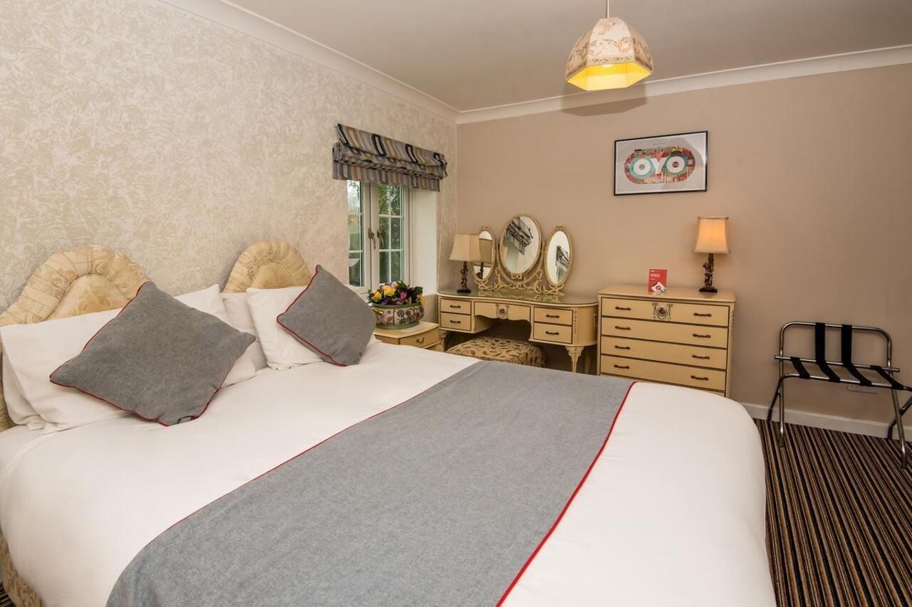 OYO Vale Lodge Windsor Esterno foto