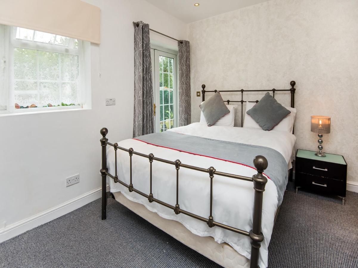 OYO Vale Lodge Windsor Esterno foto