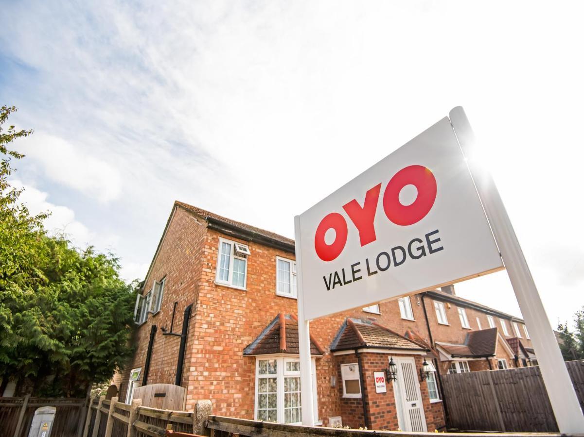 OYO Vale Lodge Windsor Esterno foto